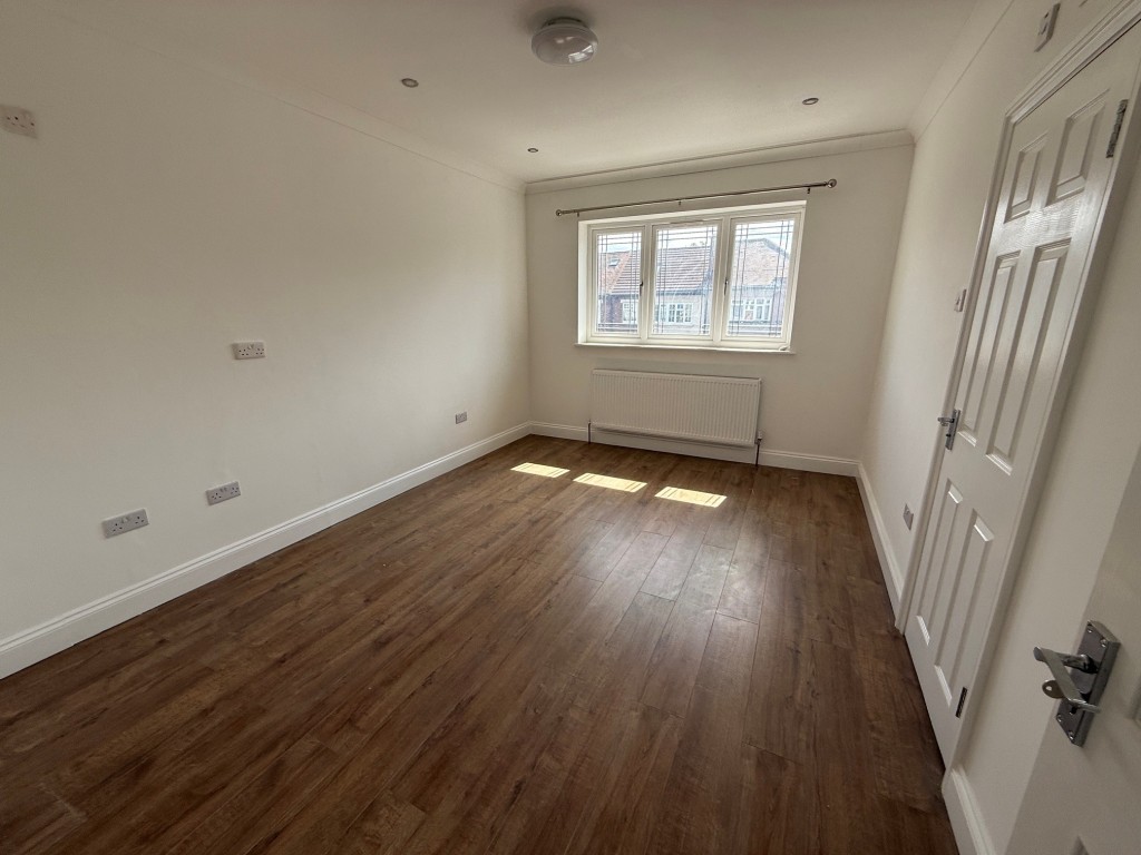 Lot: 166 - HOUSE WITH VERSATILE ACCOMMODATION - Bedroom with en suite